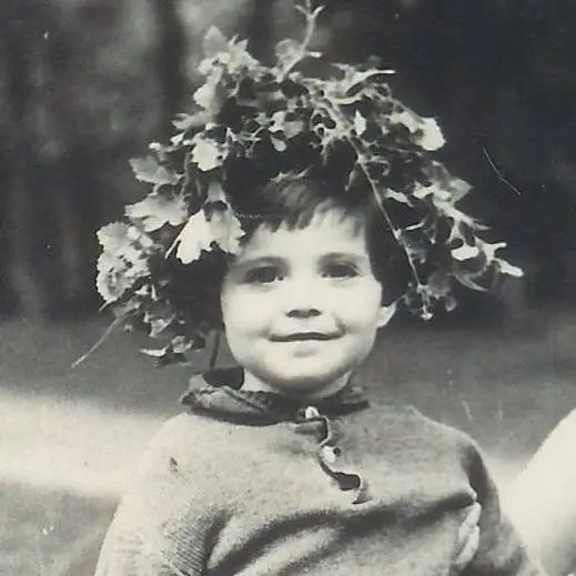 izolda with a crown of leaves